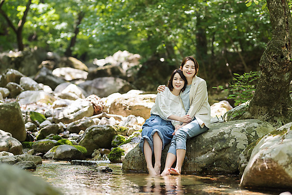 포토 JPG 주간 전신 나무 여자 딸 행복 40대 중년 여행 데이트 가족 안기 물놀이 모녀 엄마 휴가 휴식 산 미소 사람 앉기 20대 청년 야외 두명 앞모습 관광지 계곡 봄 한국인 바위 자녀 숲 즐거움 힐링 효도 경기도 효도관광 발담그기 양평 여자만 용문산 국내포토 자연요소 식물 계절 감정 뷰포인트 컨셉 관계 모션 놀이 한국 표정 동양인 성인 돌_바위 파일형식