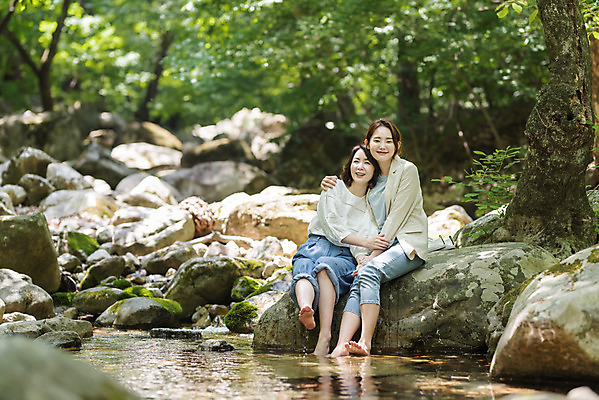 포토 JPG 주간 전신 나무 여자 딸 행복 40대 중년 여행 데이트 가족 안기 물놀이 모녀 엄마 휴가 휴식 산 미소 사람 앉기 20대 청년 야외 두명 앞모습 관광지 계곡 봄 한국인 바위 자녀 숲 즐거움 힐링 효도 경기도 효도관광 발담그기 양평 여자만 용문산 국내포토 자연요소 식물 계절 감정 뷰포인트 컨셉 관계 모션 놀이 한국 표정 동양인 성인 돌_바위 파일형식