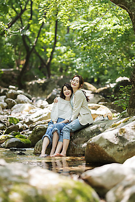 포토 JPG 주간 전신 나무 여자 딸 행복 40대 중년 여행 데이트 가족 안기 물놀이 모녀 엄마 휴가 휴식 산 미소 사람 앉기 20대 청년 야외 두명 앞모습 관광지 계곡 봄 한국인 바위 자녀 숲 즐거움 힐링 효도 경기도 효도관광 발담그기 양평 여자만 용문산 국내포토 자연요소 식물 계절 감정 뷰포인트 컨셉 관계 모션 놀이 한국 표정 동양인 성인 돌_바위 파일형식