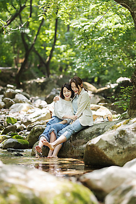 포토 JPG 주간 전신 나무 여자 딸 행복 40대 중년 여행 데이트 가족 안기 물놀이 모녀 엄마 휴가 휴식 산 미소 사람 앉기 20대 청년 야외 두명 앞모습 관광지 계곡 봄 한국인 바위 자녀 숲 즐거움 힐링 효도 경기도 효도관광 발담그기 양평 여자만 용문산 국내포토 자연요소 식물 계절 감정 뷰포인트 컨셉 관계 모션 놀이 한국 표정 동양인 성인 돌_바위 파일형식