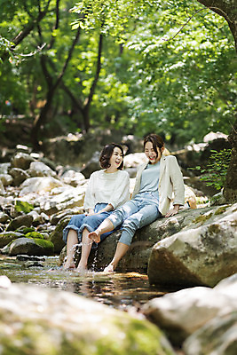 포토 JPG 주간 전신 나무 여자 딸 행복 40대 중년 여행 데이트 가족 안기 물놀이 모녀 엄마 휴가 휴식 산 미소 사람 앉기 20대 청년 야외 두명 앞모습 관광지 계곡 봄 한국인 바위 자녀 숲 즐거움 힐링 효도 경기도 효도관광 발담그기 양평 여자만 용문산 국내포토 자연요소 식물 계절 감정 뷰포인트 컨셉 관계 모션 놀이 한국 표정 동양인 성인 돌_바위 파일형식