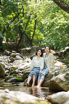 포토 JPG 주간 전신 나무 여자 딸 행복 40대 중년 여행 데이트 가족 안기 물놀이 모녀 엄마 휴가 휴식 산 미소 사람 앉기 20대 청년 야외 두명 앞모습 관광지 계곡 봄 한국인 바위 자녀 숲 즐거움 힐링 효도 경기도 효도관광 발담그기 양평 여자만 용문산 국내포토 자연요소 식물 계절 감정 뷰포인트 컨셉 관계 모션 놀이 한국 표정 동양인 성인 돌_바위 파일형식