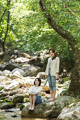 포토 JPG 주간 전신 나무 여자 딸 행복 40대 중년 여행 데이트 가족 물놀이 모녀 엄마 휴가 휴식 산 서기 미소 사람 앉기 20대 청년 야외 두명 앞모습 관광지 계곡 봄 한국인 바위 자녀 숲 즐거움 힐링 효도 경기도 효도관광 놀기 양평 여자만 용문산 국내포토 자연요소 식물 계절 감정 뷰포인트 컨셉 관계 모션 놀이 한국 표정 동양인 성인 돌_바위 파일형식