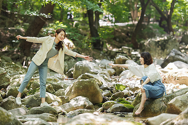 포토 JPG 주간 전신 나무 여자 딸 행복 40대 중년 여행 데이트 가족 물놀이 모녀 엄마 휴가 휴식 산 서기 미소 사람 앉기 20대 청년 야외 두명 앞모습 옆모습 관광지 마주보기 계곡 봄 한국인 바위 자녀 숲 즐거움 힐링 효도 경기도 효도관광 손뻗기 놀기 양평 여자만 용문산 국내포토 자연요소 식물 계절 감정 뷰포인트 컨셉 관계 모션 놀이 한국 표정 동양인 성인 돌_바위 파일형식