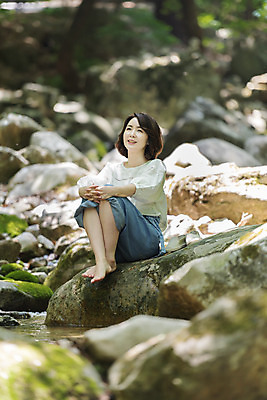 포토 JPG 주간 전신 나무 여자 40대 중년 여행 엄마 휴가 휴식 산 한명 미소 사람 앉기 야외 앞모습 관광지 계곡 봄 한국인 바위 시원함 즐거움 경기도 발담그기 양평 중년여자한명만 용문산 국내포토 자연요소 식물 1 계절 감정 뷰포인트 컨셉 가족 모션 한국 표정 동양인 성인 돌_바위 여자한명만 중년여자만 파일형식
