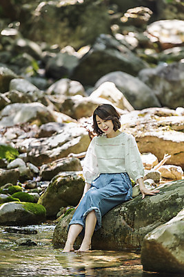 포토 JPG 주간 전신 나무 여자 40대 중년 여행 엄마 휴가 휴식 산 한명 미소 사람 앉기 야외 앞모습 관광지 계곡 봄 한국인 바위 시원함 즐거움 경기도 발담그기 양평 중년여자한명만 용문산 국내포토 자연요소 식물 1 계절 감정 뷰포인트 컨셉 가족 모션 한국 표정 동양인 성인 돌_바위 여자한명만 중년여자만 파일형식