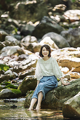 포토 JPG 주간 전신 나무 여자 40대 중년 여행 엄마 휴가 휴식 산 한명 미소 사람 앉기 야외 앞모습 관광지 계곡 봄 한국인 바위 시원함 즐거움 경기도 발담그기 양평 중년여자한명만 용문산 국내포토 자연요소 식물 1 계절 감정 뷰포인트 컨셉 가족 모션 한국 표정 동양인 성인 돌_바위 여자한명만 중년여자만 파일형식