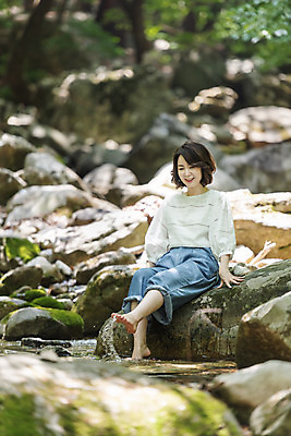 포토 JPG 주간 전신 나무 여자 40대 중년 여행 엄마 휴가 휴식 산 한명 미소 사람 앉기 야외 앞모습 관광지 계곡 봄 한국인 바위 시원함 즐거움 경기도 발담그기 양평 중년여자한명만 용문산 국내포토 자연요소 식물 1 계절 감정 뷰포인트 컨셉 가족 모션 한국 표정 동양인 성인 돌_바위 여자한명만 중년여자만 파일형식