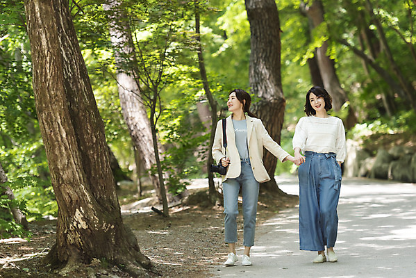 포토 JPG 주간 전신 나무 여자 딸 40대 중년 여행 데이트 가족 모녀 엄마 휴가 휴식 산 사람 20대 청년 야외 두명 앞모습 관광지 걷기 손잡기 봄 산책 산책로 한국인 자녀 숲 힐링 효도 경기도 효도관광 양평 여자만 용문산 국내포토 자연요소 식물 계절 길 뷰포인트 컨셉 관계 모션 한국 동양인 성인 파일형식