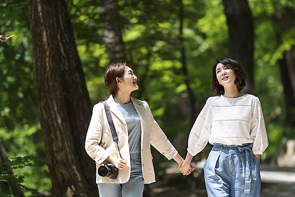 포토 JPG 주간 나무 여자 딸 40대 중년 여행 데이트 가족 모녀 엄마 휴가 휴식 산 미소 사람 상반신 20대 청년 야외 두명 앞모습 관광지 마주보기 걷기 손잡기 봄 산책 산책로 한국인 자녀 숲 힐링 효도 경기도 효도관광 양평 여자만 용문산 국내포토 자연요소 식물 계절 길 뷰포인트 컨셉 관계 모션 한국 표정 동양인 성인 파일형식