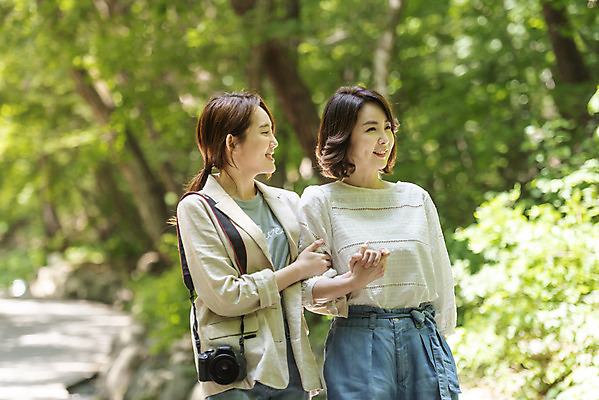포토 JPG 주간 나무 응시 여자 딸 40대 중년 여행 데이트 가족 모녀 엄마 휴가 휴식 산 서기 미소 사람 상반신 20대 청년 야외 두명 앞모습 관광지 걷기 카메라 팔짱 손잡기 봄 산책 산책로 한국인 자녀 숲 힐링 효도 경기도 효도관광 양평 여자만 용문산 국내포토 자연요소 식물 시선 계절 길 뷰포인트 컨셉 관계 모션 한국 표정 동양인 성인 전자제품 파일형식