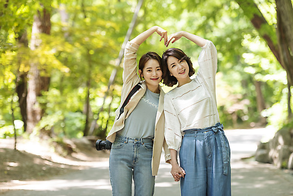 포토 JPG 주간 나무 여자 딸 행복 40대 중년 여행 데이트 가족 모녀 엄마 휴가 휴식 산 사랑 가족애 서기 미소 사람 상반신 20대 청년 야외 두명 앞모습 관광지 손잡기 봄 한국인 자녀 하트 숲 즐거움 힐링 효도 경기도 효도관광 손하트 양평 여자만 용문산 국내포토 자연요소 모양 식물 계절 감정 뷰포인트 컨셉 관계 모션 한국 표정 동양인 손짓 성인 파일형식