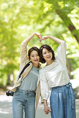 포토 JPG 주간 나무 여자 딸 행복 40대 중년 여행 데이트 가족 모녀 엄마 휴가 휴식 산 사랑 가족애 서기 미소 사람 상반신 20대 청년 야외 두명 앞모습 관광지 손잡기 봄 한국인 자녀 하트 숲 즐거움 힐링 효도 경기도 효도관광 손하트 양평 여자만 용문산 국내포토 자연요소 모양 식물 계절 감정 뷰포인트 컨셉 관계 모션 한국 표정 동양인 손짓 성인 파일형식