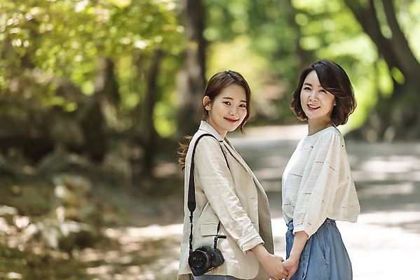 포토 JPG 주간 나무 여자 딸 행복 40대 중년 여행 데이트 가족 모녀 엄마 휴가 휴식 산 서기 미소 사람 상반신 20대 청년 야외 두명 뒷모습 관광지 걷기 카메라 손잡기 봄 산책 산책로 한국인 자녀 뒤돌아보기 숲 즐거움 힐링 효도 경기도 효도관광 양평 여자만 용문산 국내포토 자연요소 식물 계절 감정 길 뷰포인트 컨셉 관계 모션 한국 표정 동양인 성인 전자제품 파일형식