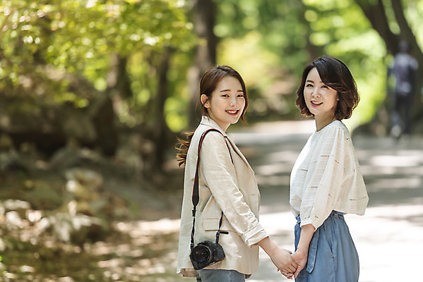포토 JPG 주간 나무 여자 딸 행복 40대 중년 여행 데이트 가족 모녀 엄마 휴가 휴식 산 서기 미소 사람 상반신 20대 청년 야외 두명 뒷모습 관광지 걷기 카메라 손잡기 봄 산책 산책로 한국인 자녀 뒤돌아보기 숲 즐거움 힐링 효도 경기도 효도관광 양평 여자만 용문산 국내포토 자연요소 식물 계절 감정 길 뷰포인트 컨셉 관계 모션 한국 표정 동양인 성인 전자제품 파일형식