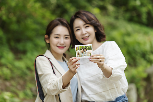 포토 JPG 주간 나무 여자 딸 행복 40대 중년 여행 데이트 가족 모녀 엄마 휴가 휴식 산 서기 미소 들기 사람 상반신 20대 청년 야외 두명 앞모습 관광지 카메라 사진촬영 봄 한국인 자녀 숲 즐거움 힐링 폴라로이드사진 효도 경기도 효도관광 양평 여자만 용문산 국내포토 자연요소 식물 계절 감정 뷰포인트 컨셉 관계 모션 한국 표정 동양인 성인 전자제품 촬영 폴라로이드 파일형식