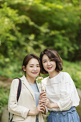 포토 JPG 주간 나무 여자 딸 행복 40대 중년 여행 데이트 가족 모녀 엄마 휴가 휴식 산 사랑 가족애 서기 미소 사람 상반신 20대 청년 야외 두명 앞모습 관광지 카메라 팔짱 봄 한국인 자녀 숲 즐거움 힐링 효도 경기도 효도관광 양평 여자만 용문산 국내포토 자연요소 식물 계절 감정 뷰포인트 컨셉 관계 모션 한국 표정 동양인 성인 전자제품 파일형식