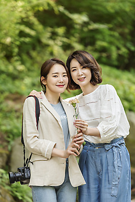 포토 JPG 주간 나무 여자 딸 행복 40대 중년 여행 데이트 가족 모녀 엄마 휴가 휴식 산 사랑 가족애 서기 미소 사람 상반신 20대 청년 야외 두명 앞모습 관광지 카메라 팔짱 봄 한국인 자녀 숲 즐거움 힐링 효도 경기도 효도관광 양평 여자만 용문산 국내포토 자연요소 식물 계절 감정 뷰포인트 컨셉 관계 모션 한국 표정 동양인 성인 전자제품 파일형식