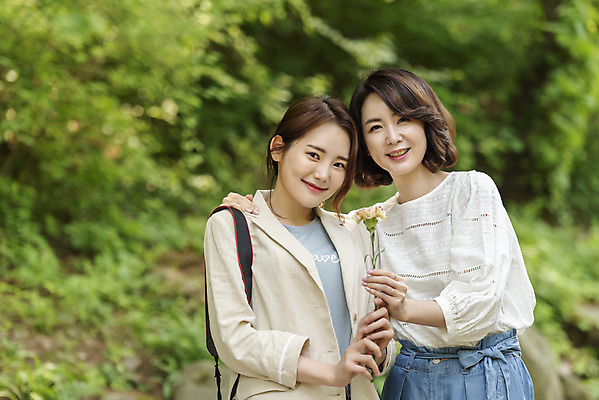 포토 JPG 주간 나무 여자 딸 행복 40대 중년 여행 데이트 가족 모녀 엄마 휴가 휴식 산 사랑 가족애 서기 미소 사람 상반신 20대 청년 야외 두명 앞모습 관광지 카메라 팔짱 봄 한국인 자녀 숲 즐거움 힐링 효도 경기도 효도관광 양평 여자만 용문산 국내포토 자연요소 식물 계절 감정 뷰포인트 컨셉 관계 모션 한국 표정 동양인 성인 전자제품 파일형식