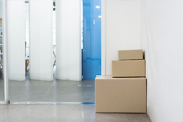 포토 JPG 실내 사람없음 상자 사무실 쌓기 문 짐 세개 종이상자 배송 택배 택배상자 반가움 국내포토 감정 비즈니스 모션 3 내부 운송업 파일형식