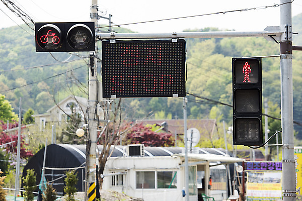 포토 JPG 주간 교통 안내 안전 풍경 사람없음 야외 자전거 표지판 횡단보도 정지 지시 신호 도로표지판 안전수칙 교통안전 안전교육 적신호 법규 안내표지판 안전표지판 주의표 주의표지판 국내포토 자연요소 교육 도로 모션 알림판 주의 바이크 보행로 신호등 파일형식