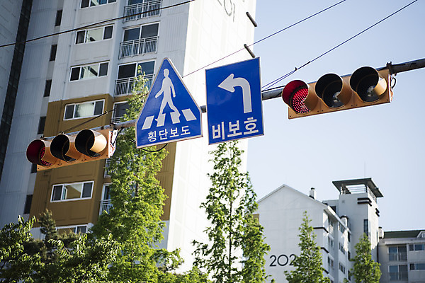 포토 JPG 주간 도로 교통 안내 안전 풍경 사람없음 야외 표지판 보행자 횡단보도 지시 신호등 신호 도로표지판 안전수칙 교통안전 안전교육 도보 법규 보행자우선 비보호 비보호좌회전 안내표지판 안전표지판 주의표 주의표지판 국내포토 자연요소 교육 길 교통시설 모션 알림판 주의 보행로 좌회전 파일형식