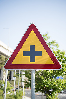 포토 JPG 주간 도로 교통 안내 안전 풍경 사람없음 야외 표지판 지시 신호 도로표지판 안전수칙 교통안전 안전교육 법규 십자형 안내표지판 안전표지판 주의표 주의표지판 국내포토 자연요소 교육 길 교통시설 모션 알림판 주의 파일형식