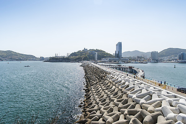 포토 JPG 주간 바다 하늘 한국 풍경 사람없음 야외 건물 맑음 방파제 여수 오동도 국내포토 자연요소 건축물 공공시설 아시아 섬 날씨 전라남도 파일형식