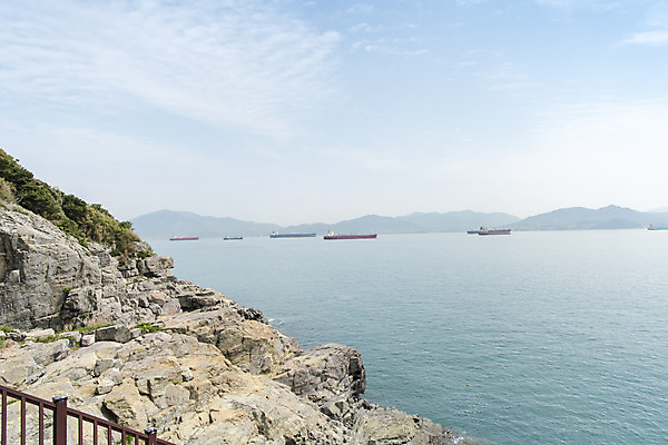 포토 JPG 주간 구름 바다 하늘 한국 풍경 사람없음 야외 맑음 바위 전망대 여수 오동도 선박 국내포토 자연요소 아시아 섬 수상교통 날씨 돌_바위 전라남도 파일형식