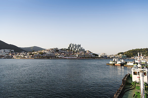 포토 JPG 주간 바다 하늘 한국 풍경 사람없음 야외 항구 맑음 여수 선박 국내포토 자연요소 아시아 수상교통 교통시설 날씨 전라남도 파일형식