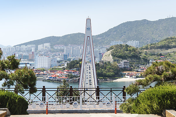 포토 JPG 주간 나무 바다 하늘 한국 풍경 사람없음 야외 건물 맑음 여수 돌산대교 돌산공원 국내포토 자연요소 식물 건축물 공원 아시아 날씨 다리_건축물 전라남도 파일형식