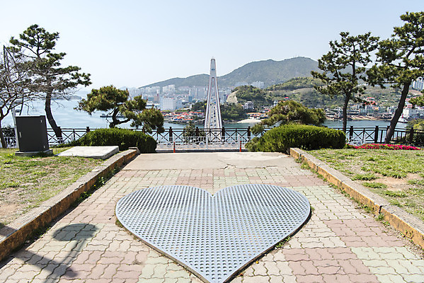 포토 JPG 주간 나무 한국 풍경 사람없음 야외 맑음 하트 여수 돌산대교 돌산공원 국내포토 자연요소 모양 식물 공원 아시아 날씨 다리_건축물 전라남도 파일형식