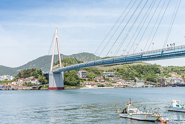 포토 JPG 주간 바다 하늘 한국 풍경 사람없음 야외 맑음 여수 돌산대교 선박 국내포토 자연요소 아시아 수상교통 날씨 다리_건축물 전라남도 파일형식
