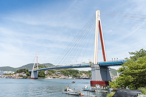 포토 JPG 주간 구름 바다 하늘 한국 풍경 사람없음 야외 맑음 여수 돌산대교 선박 국내포토 자연요소 아시아 수상교통 날씨 다리_건축물 전라남도 파일형식
