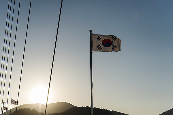 포토 JPG 주간 로우앵글 하늘 한국 풍경 사람없음 야외 햇빛 맑음 태극기 여수 국내포토 자연요소 아시아 뷰포인트 날씨 태양 국기 전라남도 파일형식