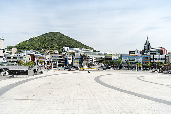 포토 JPG 주간 한국 풍경 여러명 야외 여행객 맑음 광장 여수 이순신광장 국내포토 자연요소 아시아 다수 날씨 사람 전라남도 파일형식