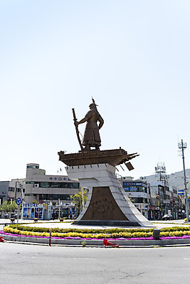 포토 JPG 주간 하늘 한국 풍경 사람없음 야외 맑음 여수 이순신장군비 이순신광장 국내포토 자연요소 아시아 날씨 전라남도 광장 파일형식