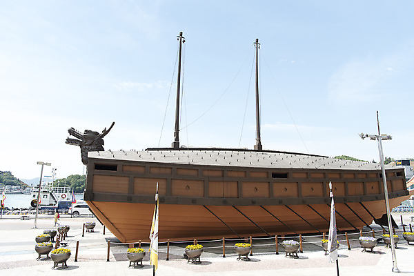 포토 JPG 주간 하늘 한국 풍경 사람없음 야외 맑음 여수 거북선 이순신광장 국내포토 자연요소 아시아 날씨 전라남도 광장 파일형식