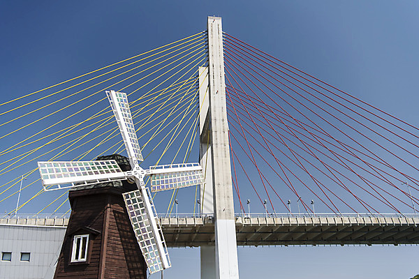 포토 JPG 주간 로우앵글 하늘 한국 풍경 사람없음 야외 맑음 풍차 여수 거북선대교 국내포토 자연요소 아시아 뷰포인트 날씨 다리_건축물 전라남도 파일형식