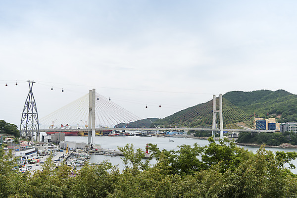 포토 JPG 주간 나무 바다 하늘 한국 풍경 사람없음 야외 맑음 케이블카 여수 거북선대교 국내포토 자연요소 식물 아시아 날씨 다리_건축물 전라남도 파일형식
