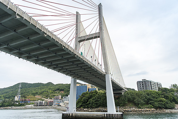 포토 JPG 주간 바다 하늘 한국 풍경 사람없음 야외 건물 맑음 여수 거북선대교 국내포토 자연요소 건축물 아시아 날씨 다리_건축물 전라남도 파일형식
