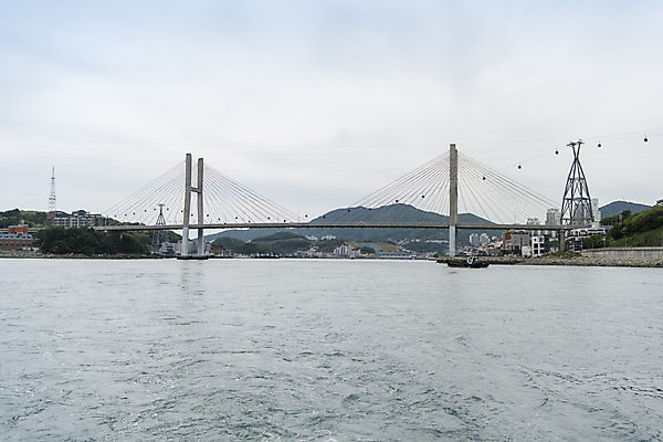 포토 JPG 주간 바다 하늘 한국 풍경 사람없음 야외 맑음 케이블카 여수 거북선대교 국내포토 자연요소 아시아 날씨 다리_건축물 전라남도 파일형식