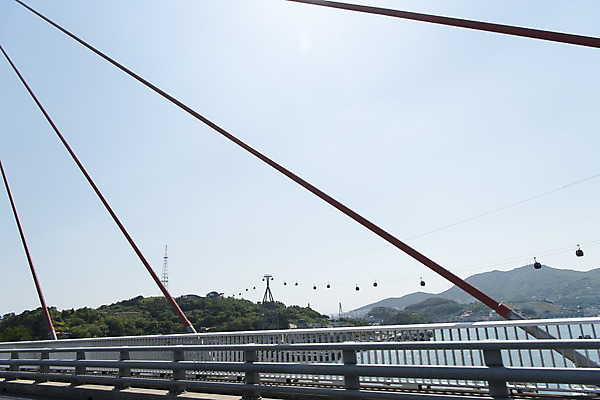 포토 JPG 주간 바다 하늘 한국 풍경 사람없음 야외 맑음 케이블카 여수 거북선대교 국내포토 자연요소 아시아 날씨 다리_건축물 전라남도 파일형식