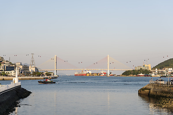 포토 JPG 주간 바다 하늘 한국 풍경 사람없음 야외 맑음 여수 선박 거북선대교 국내포토 자연요소 아시아 수상교통 날씨 다리_건축물 전라남도 파일형식