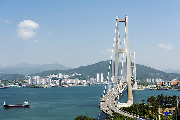 포토 JPG 주간 구름 바다 하늘 산 한국 풍경 사람없음 야외 맑음 여수 선박 이순신대교 국내포토 자연요소 아시아 수상교통 날씨 다리_건축물 전라남도 파일형식