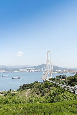 포토 JPG 주간 구름 바다 하늘 산 한국 풍경 사람없음 야외 맑음 여수 선박 이순신대교 국내포토 자연요소 아시아 수상교통 날씨 다리_건축물 전라남도 파일형식