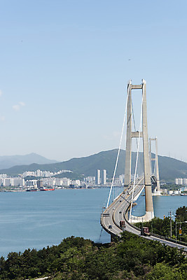 포토 JPG 주간 구름 바다 하늘 산 한국 풍경 사람없음 야외 맑음 여수 선박 이순신대교 국내포토 자연요소 아시아 수상교통 날씨 다리_건축물 전라남도 파일형식