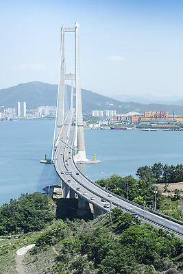 포토 JPG 주간 구름 바다 하늘 산 한국 풍경 사람없음 야외 맑음 여수 선박 이순신대교 국내포토 자연요소 아시아 수상교통 날씨 다리_건축물 전라남도 파일형식