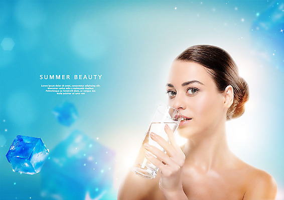 PSD 서양인 편집이미지 여자 한명 미소 사람 상반신 20대 성인 물 여름 파란색 햇빛 뷰티 얼음 수분 시원함 물컵 피부관리 성인여자한명만 뷰티템 이미지편집 자연요소 외국인 1 계절 컬러 표정 청년 컵 태양 합성어 여자한명만 성인여자만 파일형식