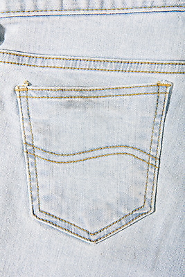 포토 JPG 스튜디오촬영 옷 패션 바지 프레임 실내 근접촬영 사람없음 캐주얼 하이앵글 청바지 직물 빈티지 주머니 천 원료 스티치 플랫레이 연청 국내포토 뷰포인트 컨셉 하의 내부 플랫 바느질 파일형식